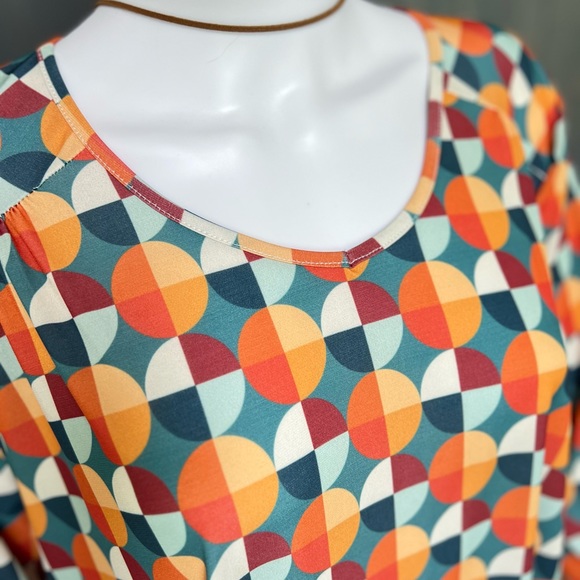 NWOT The Zig Zag Stripe Women’s Multi Colored Print Top Size Large - Picture 11 of 11